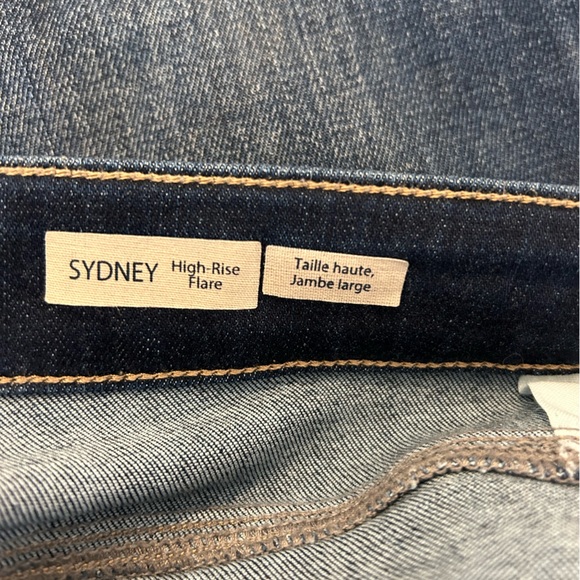 Mavi jeans. High-rise flare. - Picture 3 of 6